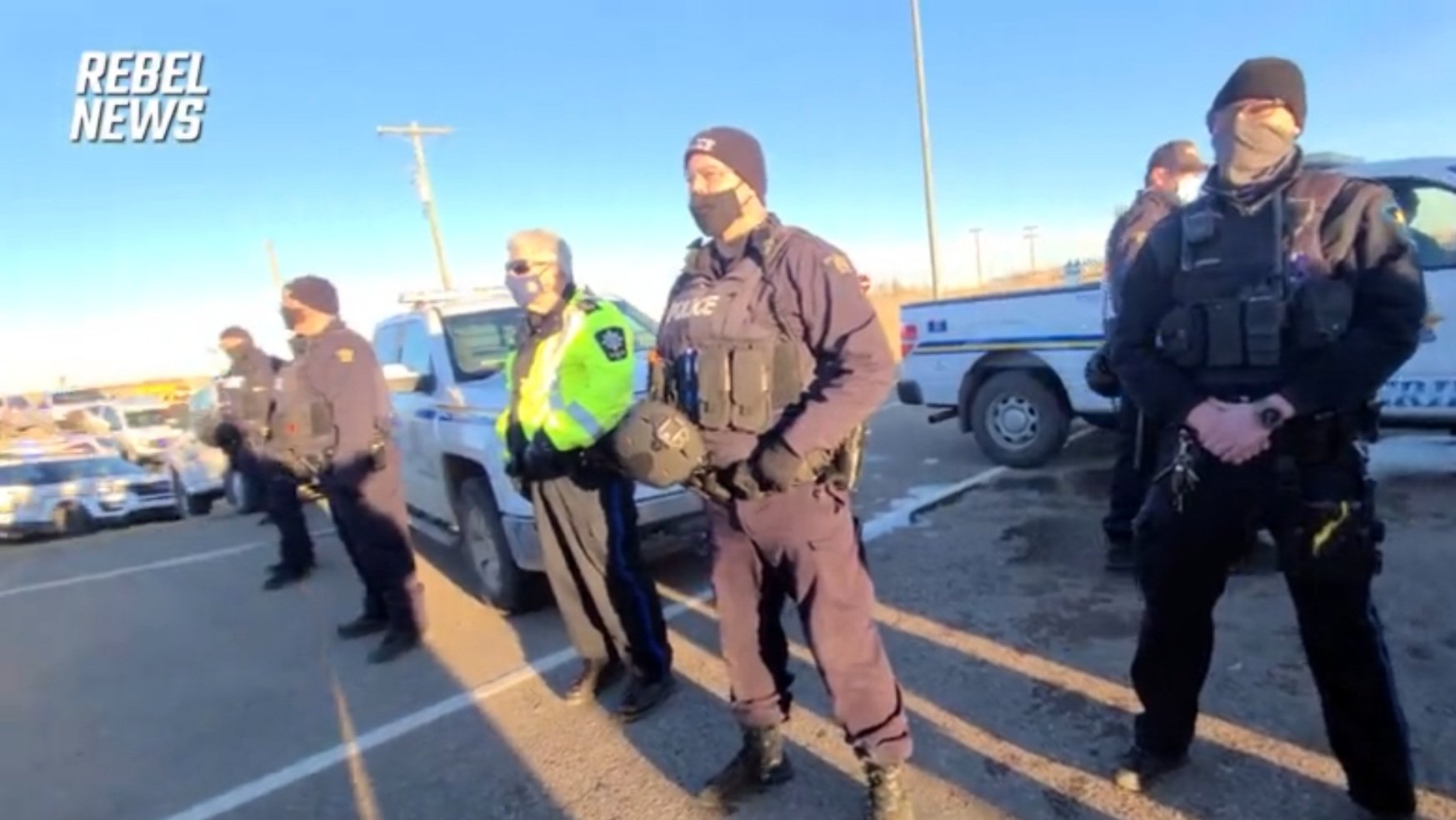 MUST WATCH: Convoy Protesters Near Alberta Border Crossing Unite to Face Down the Police - All Link Arms, Refuse to Budge, When Officers Arrive to Begin Making Arrests (VIDEO)