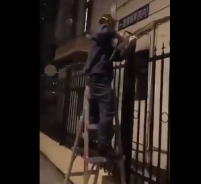 Authorities in China are quarantining residential buildings using high-voltage fences – World-Signals News