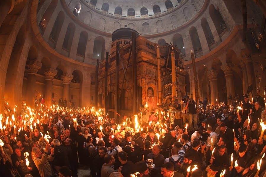 The Holy Fire descended on the Church of the Holy Sepulchre in Jerusalem – Europe Renaissance