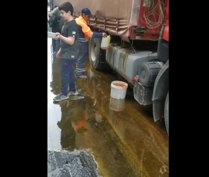 A truck spilled tons of honey in the middle of the city – World-Signals News