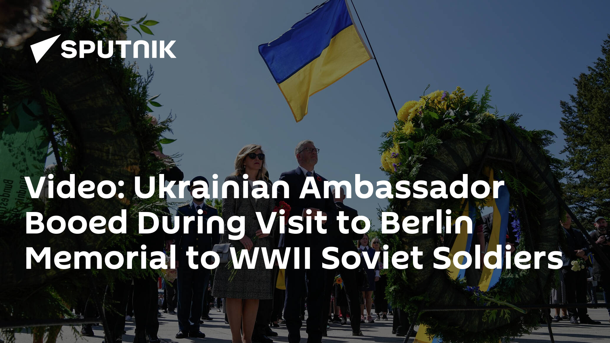 Video: Ukrainian Ambassador Booed During Visit to Berlin Memorial to WWII Soviet Soldiers - 08.05.2022, Sputnik International