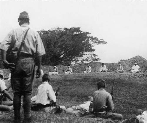 Japanese troops using prisoners of war for target practice, 1942 - Rare Historical Photos