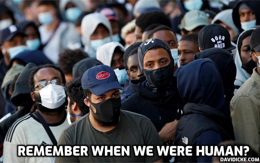Brainwashed masker threatens an employee with pepper spray for not wearing a mask – David Icke