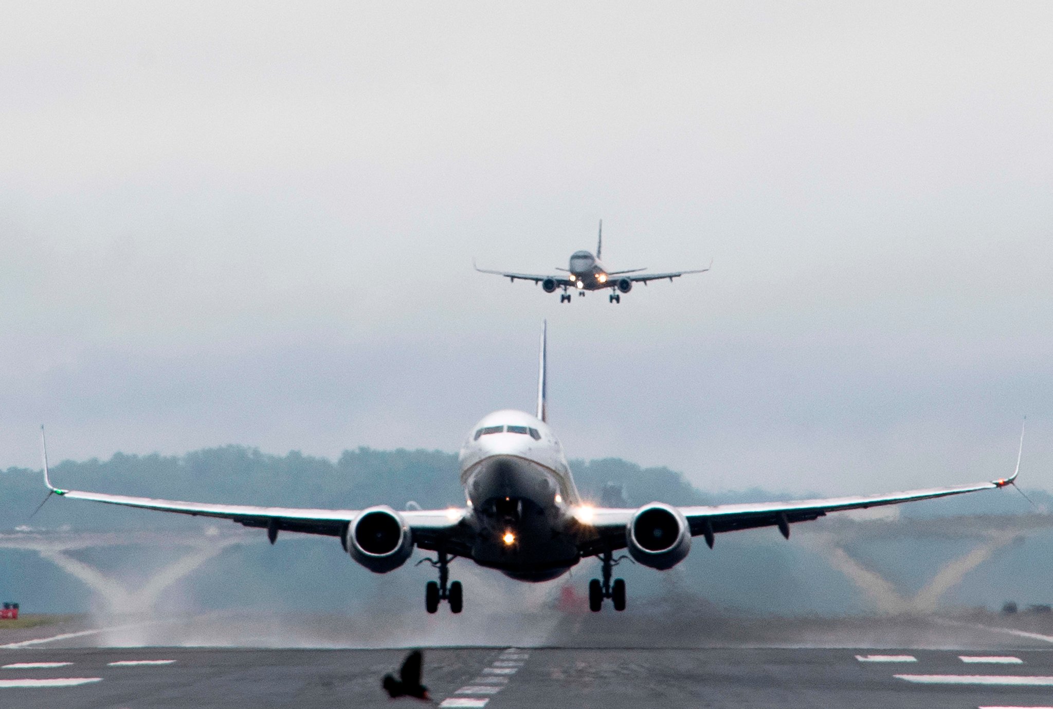 A vaccinated pilot is a time bomb: An inexperienced passenger lands an airplane – World-Signals News