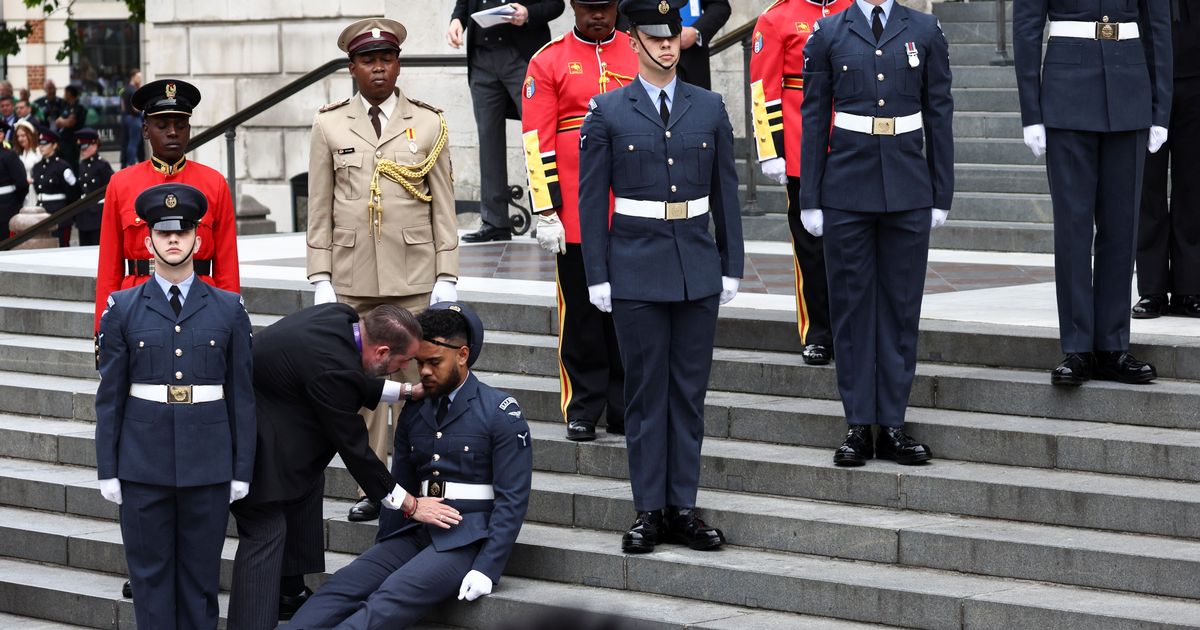 Queen's Jubilee: 5 soldiers collapse outside St Paul’s Cathedral as Royal Family arrive - MyLondon