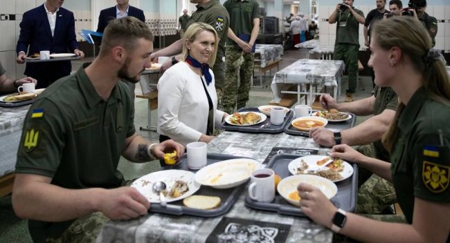 US Ambassador to Ukraine Bridget Brink visits Ukrainian Military Mess not for ‘disgusting food’ but for cheap PR stunt – Europe Renaissance